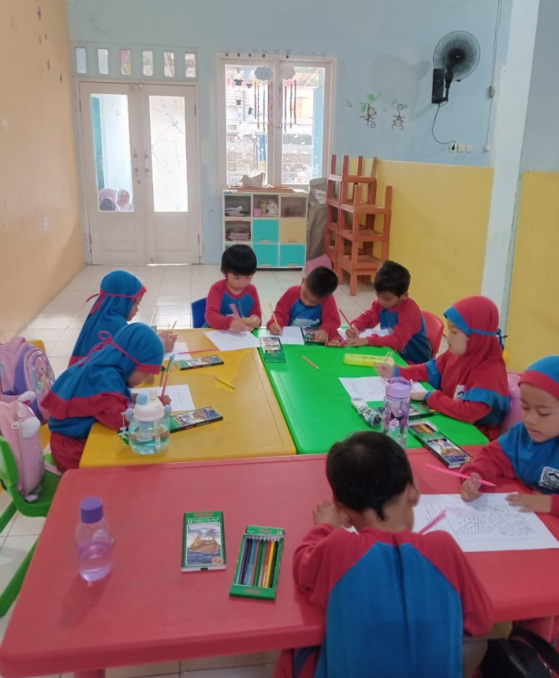 Belajar Mewarnai Bersama Teman